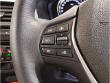 運転中にもオーディオの音量やFMの切り替えなどステアリングでの操作で切り替え可能なため、ステアリングから手を放す必要がない為、運転中でも操作が簡単でございます。