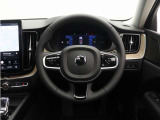 速度感応式パワーステアリングは、車速が上がるとステアリングを重くしてハンドル操作をしやすくします。高速道路では重く、駐車時や低速走行時はステアリングホイールが軽くなり、ハンドル操作が容易にできます。