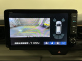 リバースギアに入れるだけで後方の表示へ切り替わります。夜間や雨の日の駐車も楽になりますよ。