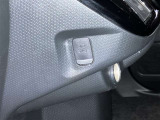 使わない時はスッキリ収納できる純正の便利フックです。