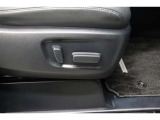 パワーシート搭載。微妙な調整が手軽にでき、ピッタリのポジションで運転することが可能です。