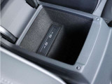 USBポートに加えて小物入れも備え、スマートフォンなどの充電や身の回りの小物をすっきり収納できます。