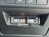 運転席足元近くにスマートに収まるビルトインタイプのETC2.0/ETC車載器。高速道路の料金所をスムーズに通過でき、長距離ドライブに欠かせない必須アイテムです。