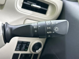 レバーには矢印やライト関連の表示があり、運転席から操作内容を確認しやすい仕様です。周辺の表示も見やすく、日常の運転で必要な灯火類の操作に役立ちます。