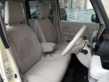 体を支えやすいシート形状とアームレストを備え、運転姿勢を安定させやすい設計です。高めのアイポイントで見通しも確保しやすく、毎日の通勤や買い物から休日の遠出まで疲れを抑えやすい実用的な仕様です。