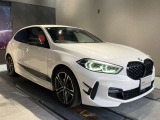 【BMWの伝統-1】BMWの特徴的な&ldquo;キドニーグリル&rdquo;は、80年以上続く伝統の形でございます。変わらないこだわりのデザインが、プレミアムブランド&ldquo;BMW&rdquo;を創り出します。