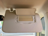 【バニティミラー】運転席・助手席のサンバイザーに装備。身だしなみチェックやメイク直しも安心です。