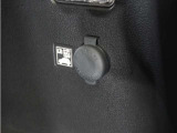 ◆12V電源ソケット・USB接続端子◆スマホやiPodなどを接続して、いつもの音楽を車内でもお楽しみいただけます♪