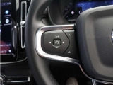 前方車を自動追従するアダプティブクルーズコントロールに加え、ステアリング操舵も行う進化型クルーズ『パイロットアシスト』を搭載。車体を車線内へと適正に維持しつつ先行車を忠実に追従します。