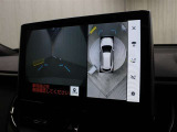 車両を上から見たような映像をナビ画面に表示するパノラミックビューモニター(床下透過表示機能付)搭載。運転席からの目視だけでは見にくい、車両周辺の状況をリアルタイムで確認できます。