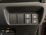 VSA装備車です。VSAはドライバーの操作と車の動きを見守っています。もし車の挙動が乱れたとき、4輪別々にブレーキをかけたり、エンジンパワーをしぼることによって車を安定させます。