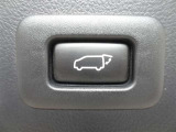 パワーバックドアを装備しています。バックドアを運転席からも開閉できます、便利ですよ。