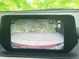 後方の映像に加えて目安となるガイド線も表示され、駐車時に後方の位置関係を確認しやすい装備です。画面内には車両周辺を示す表示もあり、周囲の安全確認を支えてくれます。