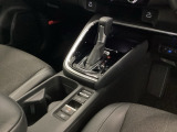 シンプルでとても使いやすいフロアシフトに、パーキングブレーキは、電子制御パーキングブレーキです。