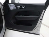 運転席ドアの全景です。キャビンを彩るすべてのものに、機能を形にした美しさが備わっています。
