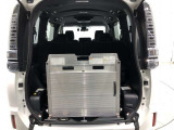 ウェルキャブ用のスロープが見えます。