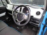 別角度からの運転席の画像です。ドリンクホルダーは重宝しますね♪