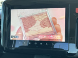 映像を表示できる画面を備えており、停車中にテレビ番組などを視聴できます。画面内には時刻も表示され、待ち時間を過ごす際にも活用しやすい装備です。