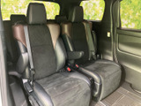 2列目には左右独立したシートが並び、ひじ掛けも備わっています。窓から光が入る明るい空間で、同乗者にもゆったりとくつろいでいただける室内です。