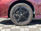 純正アルミホイール。タイヤサイズは215/50R17です。