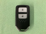 スマートキーを装備しています。鍵を差し込むことなくドアロックの開け閉めと、スタートボタン操作でのエンジンスタートができます。