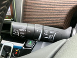 フロントとリアのワイパーに関する表示が一つのレバーにまとまり、運転席から確認しやすい配置です。雨天時などに必要な設定を把握しやすく、日常の運転を便利にサポートします。