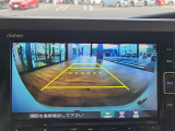 【リヤカメラ・ワイドビュー】後方を広く映し出し、左右からの接近車両や歩行者も確認しやすいビューです。