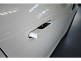 ドアハンドルは、車のデザインの一部として統一感を持たせ、無駄な部分を排除したクリーンでシンプルな美しさを強調します。ドアハンドルが目立たず、より高級感や先進性を感じさせる外観になります。