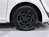 タイヤサイズは(185/60R15)でキャップ付きスチールホイールです。