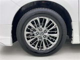 純正アルミホイールが車の雰囲気を引き立てますね!