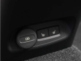 フロントだけでなくリアシートにもシートヒーターが装備されています。4席で独立した調整が可能です。