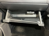 【グローブボックス】容器がせり出してくるバケットタイプ!一目で中身を把握でき、取り出しやすさにも優れます!