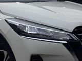 薄型でシャープなデザインのLEDヘッドライト。夜間走行時も前方視界を明るくワイドに照射し、安全なドライビングを強力にサポートします。