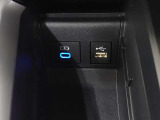 充電用USB端子付き。スマートフォンなどの充電に便利です。