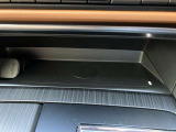 車内でのモバイル機器の充電も、スムーズにしていただける、Qi規格のワイヤレス充電ポートも装備しています