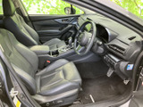 運転席まわりは視界が広く、前方や左右の様子を確認しやすいレイアウトです。シートは身体を支える形状で、落ち着いた色合いの室内が心地よい空間をつくります。