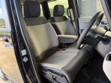 【フロントシート】アイポイントが高く、視界が開けているので、運転する際も快適♪シートも厚みがあり座り心地にこだわったシート設計になっているので、長時間ドライブの際も疲れを軽減してくれます☆