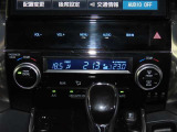 【オートエアコン】一度お好みの温度に設定すれば、車内の温度を検知し風量や温度を自動で調整。暑い&hellip;寒い&hellip;と何度もスイッチ操作をする必要はありません。快適な車内空間には必須の機能ですね♪