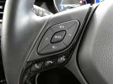 【ステアリングスイッチ】ステアリングから手を伸ばさなくても簡単にオーディオコントロールできますので、安全ですね。
