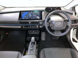 運転席周りのレイアウトをご覧ください。ナビゲーションが綺麗に装着されすっきり収まってますね!