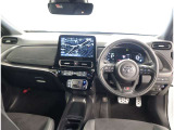 デザインもよく、居心地のよい運転席ですね。分かりやすいスイッチ類ですから操作もしやすく運転をサポートします。ぜひご来店いただき、実際にお座りいただいてステアリングを握ってみてください!
