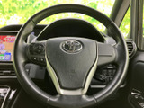 ステアリングには手元で扱えるボタンを備え、運転姿勢を大きく変えずに各種操作を行えます。メーターや前方に視線を向けたまま使いやすい配置で、日々の運転を便利にサポートします。