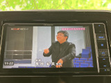 テレビ映像を楽しめる画面を備えており、停車中の休憩時間などに番組を視聴できます。見やすい大きさで表示され、ちょっとした待ち時間も車内で過ごしやすくなる装備です。