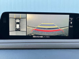 360&deg;ビューモニターでは、両サイドとフロント、バックカメラの合成で、あたかも上空から見下ろした様に周囲を確認して頂けます。駐車場だけでなく、T字路等でも活躍のアイテムです!