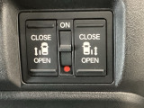 【両側パワースライドドア】両側がパワースライドドアになっており、運転席のスイッチやスマートキーでも開閉が可能です!開口部も広いので乗り降りも楽々♪