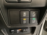 Hondaセンシング用の、VSA(ABS+TCS+横滑り抑制)解除と路外逸脱抑制機能のオンオフスイッチなどはハンドルの右側に装備しています。