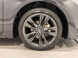 アルミホイールを装備、タイヤサイズは215/45R17です。
