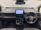 シンプルながら機能性あふれる運転席廻りです。視界性もよく、運転しやすいですよ。