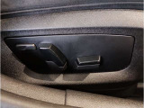 【コックピットシート】BMW車の主役席。車体中央にくる様に配置し車両重心とが一致する事でドライバーと車との一体感あるドライビングを実現。人間工学に基づき形成した形状が長時間のドライブ疲労も軽減します!