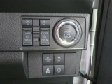 便利な両側パワースライドドア。降車時に運転席のスイッチを押して予約すれば、電子キーを持って近づくだけでドアが自動で開く「ウェルカムオープン機能」も使用できます!